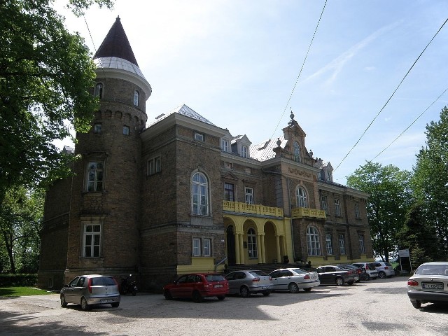 Pałac w Łopusznie powstał w latach 1897-1905. Szkoła mieści się w nim od końca lat 40. ubiegłego wieku.