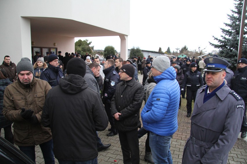 Ostatnie pożegnanie aspiranta Krzysztofa Węglińskiego z Tarnobrzega - policjanta, który zginął w wypadku jadąc na służbę  [ZDJĘCIA]