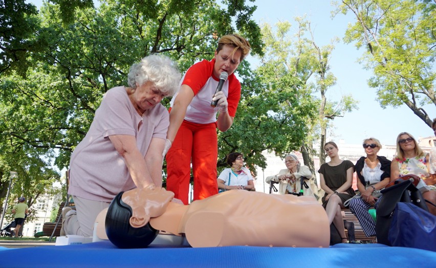 Seniorzy i niepełnosprawni uczyli się jak udzielać pierwszej pomocy (ZDJĘCIA)