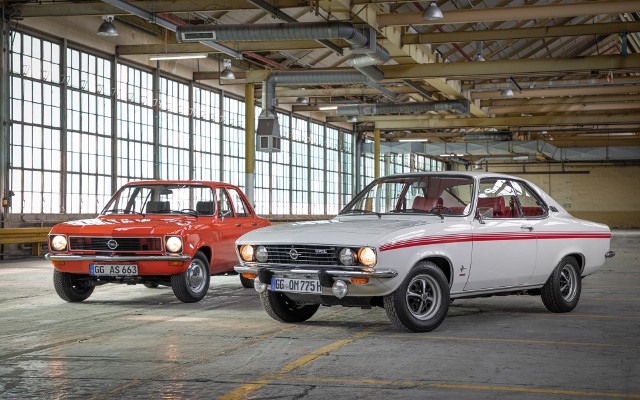 W 1970 roku Opel zrewolucjonizował klasę samochodów średniej wielkości. Opel Ascona był prekursorem zapewniających przyjemność z jazdy sportowych limuzyn z krótkimi zwisami i doskonałymi właściwościami jezdnymi. Ascona przyciągała wzrok różnorodnością nadwozi — była dostępna jako sportowe auto dwudrzwiowe, czterodrzwiowa limuzyna oraz pierwsze luksusowe kombi zachęcające do rekreacji w plenerze. Ukoronowaniem sukcesu tej rodziny modeli była Manta. Smukłe coupé dzieliło rozwiązania techniczne z Asconą, dzięki czemu samochód był dostępny dla szerokiej rzeszy klientów. Manta z 1968 roku była już drugim samochodem marzeń, które niemiecka marka wprowadziła na rynek. Zaledwie dwa lata wcześniej zadebiutował Opel GT.Fot. Opel