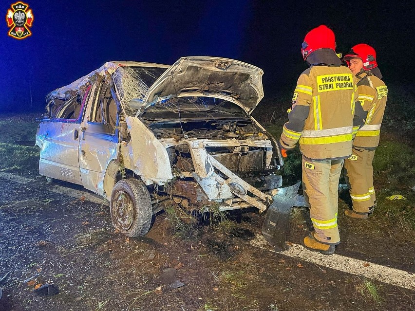 Poważny wypadek pod Wrocławiem. Bus, przewożący pasażerów, wjechał do rowu. Są ranni [ZDJĘCIA]