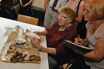 Barbara Kleszczyńska prezentuje dokumenty znalezione w tubie Fot. Anna Kaczmarz