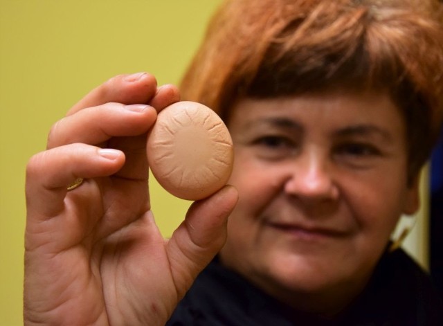 Zofia Mazurek z Szarleja prezentuje jajko, które zniosła jedna z jej kur.