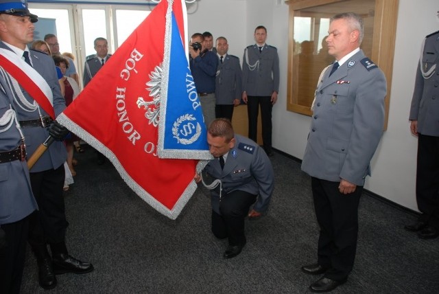 Dariusz Szybiak wcześniej pełnił służbę w Komendzie Powiatowej Policji w Przeworsku na stanowisku Naczelnika Wydziału Kryminalnego. Od stycznia 2017 roku był I Zastępcą Komendanta Powiatowego Policji w Nisku, a od kwietnia tego roku pełnił obowiązki Komendanta Powiatowego Policji w Nisku.