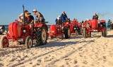 Zlot Starych Traktorów w Łazach. Przejazdy po plaży [ZDJĘCIA INTERNAUTY]