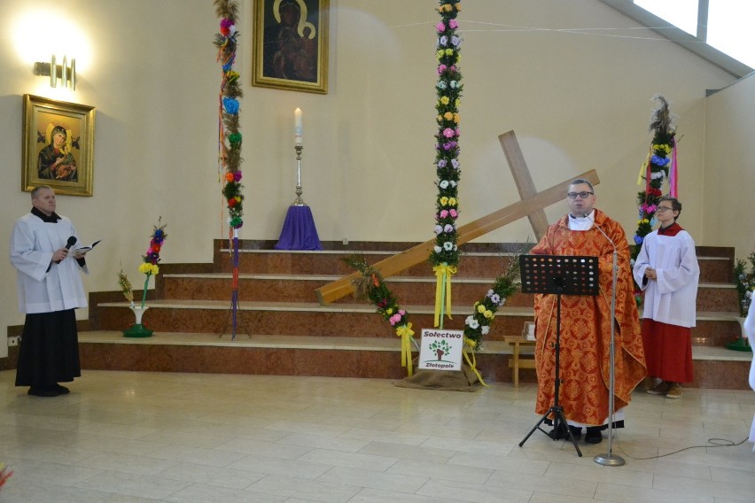 W kościele Błogosławionego Michała Kozala Biskupa i Męczennika w Lipnie najbardziej okazała była palma ze Złotopola