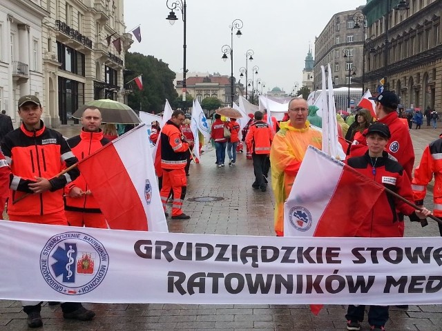 Piętnastu członków Grudziądzkiego Stowarzyszenia Ratowników Medycznych manifestowała razem ze swoimi kolegami po fachu z całego kraju o "lepsze jutro"