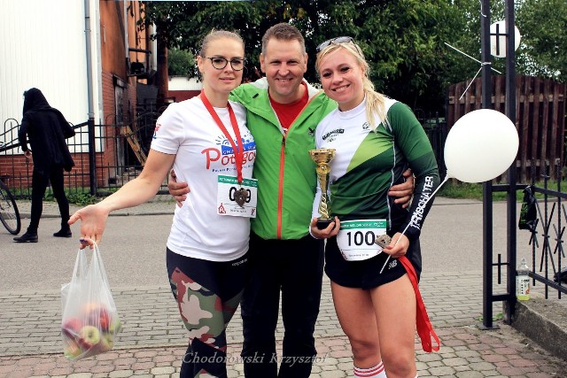 W niedzielę 16 września w Potęgowie odbył się bieg charytatywny dla potrzebującej wsparcia mieszkanki gminy. Niemal setka osób przebiegła i przeszła z kijkami nordic walking trasę daru serca.Wydarzenie odbyło się w pobliżu kościoła w Potęgowie, w którym odprawiono także uroczystą mszę odpustową. Organizatorami wydarzenia była grupa wolontariuszy z gminy Potęgowo, którzy już po raz drugi w ten sposób zbierają środki dla walczącej z chorobą nowotworową mieszkanki gminy.