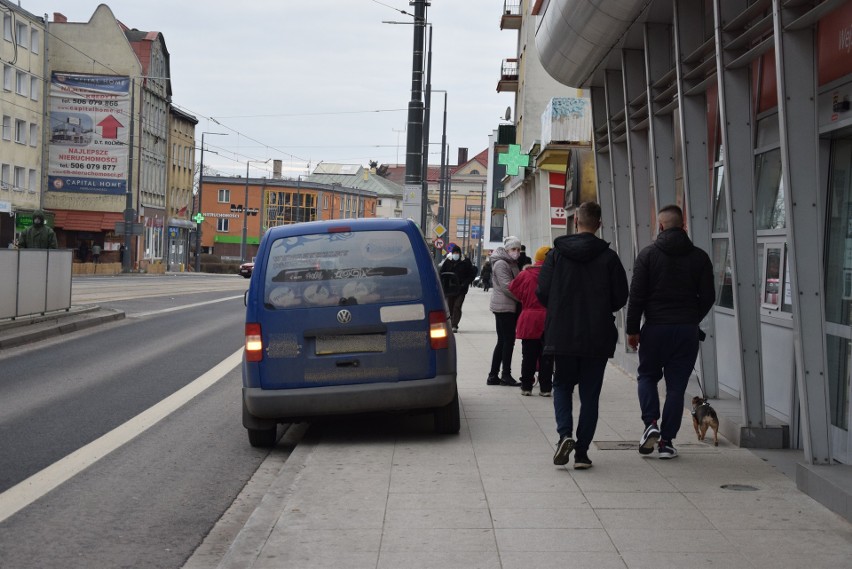 Wzdłuż ul. Sikorskiego parkują dostawcy, ale też m.in....