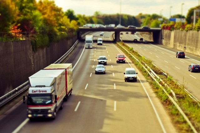 Wzrost liczby wypadków w 2016 r. uruchomił lawinę pomysłów na poprawę bezpieczeństwa na drogach. Pojawiła się nawet koncepcja, by każdy kierowca co roku zdawał egzamin teoretyczny na prawo jazdy. Eksperci porównywarki OC/AC mfind.pl wskazali 5 obszarów, w których bezpieczeństwo w ruchu drogowym wymaga natychmiastowej poprawy.fot. mFind.pl