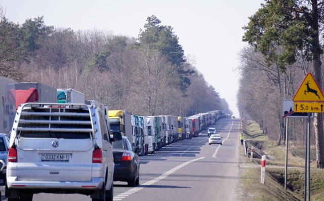 W tej chwili kolejka samochodów do przejścia granicznego w Dorohusku ma ponad 35 kilometrów
