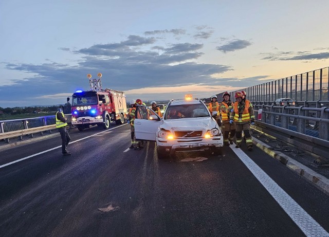 Wypadek wydarzył się na autostradowej obwodnicy Tarnowa, za MOP-em Komorów