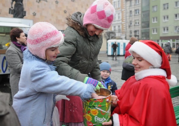 Po Rynku chodziły dziewczyny w czapkach Mikołaja i rozdawały cukierki.