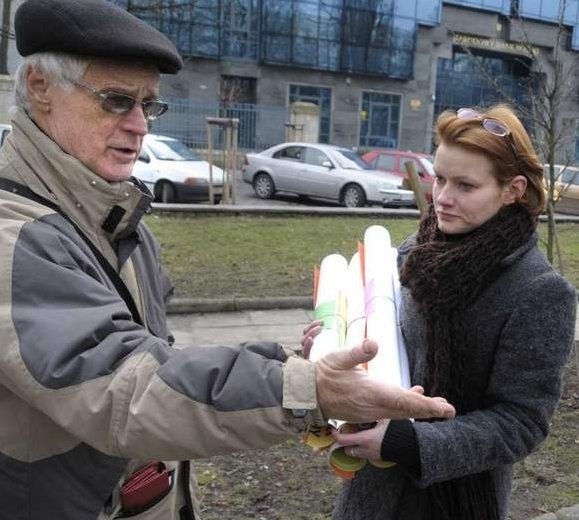 - Bardzo mało osób sprząta po swoich psach - mówią mieszkańcy kamienic przy Damrota i Kołłątaja.