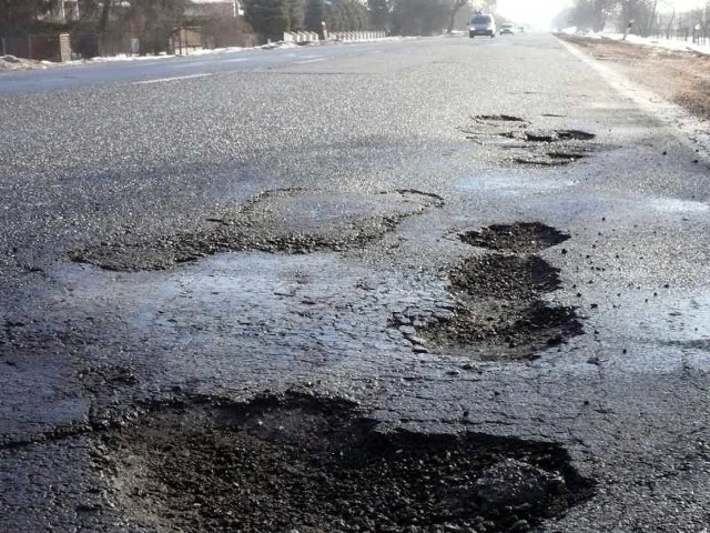 Droga krajowa na odcinku Lipnik &#8211; Sandomierz jest w katastrofalnym stanie. Dziury są co kilkadziesiąt metrów.