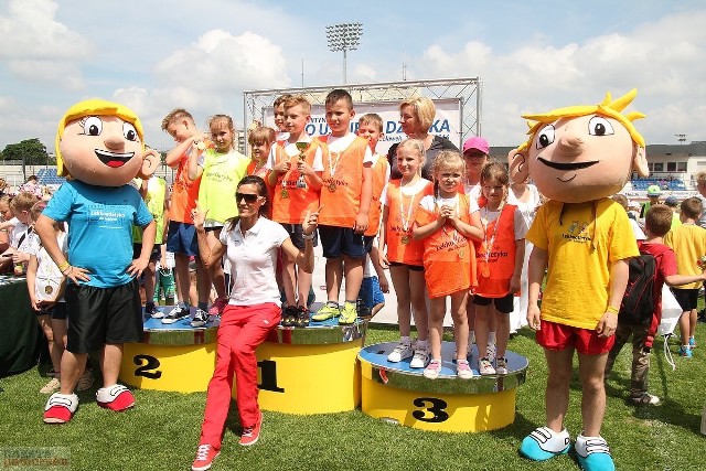 Około tysiąca dzieci wzięło udział w czwartkowym mityngu lekkoatletycznym na włocławskim stadionie OSiR. W zawodach pod hasłem "O uśmiech dziecka" rywalizowali uczniowie podstawówek oraz gimnazjów. Były biegi, skoki w dal, rzuty piłeczką palantową i skoki wzwyż. O randze imprezy może stanowić obecność znanych lekkoatletów - Katarzyny Kowalskiej, Marka Plawgo, Lidii Chojeckiej i Pawła Czapiewskiego. 