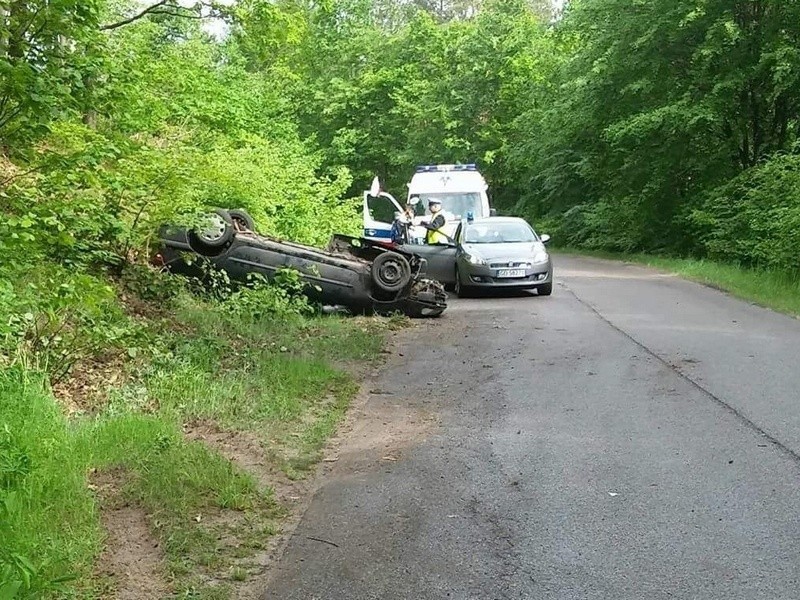 Dachowanie auta. Kierowca miał prawo jazdy dwa miesiące