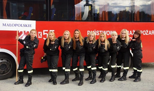 Służba w straży pożarnej to nie tylko domena mężczyzna. Zobaczcie najładniejsze dziewczyny, które biorą udział w akcjach pożarniczych. Wybrane fotografie pochodzą ze fanpage'a "Najpiękniejsze polskie strażaczki"  >>>>>>>> Zobacz także: Czy mówisz jak typowy polski kierowca? Sprawdź!Polecamy: Czy mógłbyś zostać żołnierzem? [TEST PSYCHOLOGICZNY]