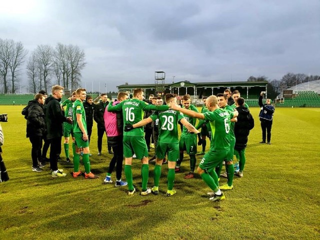 Warta Poznań pozostanie przez zimę liderem Fortuna 1. ligi. Jednak jeśli chodzi o awans, to statystyka jest przeciwko Zielonym. Tylko jeden zespół spośród sześciu w ostatnich trzech sezonach, którzy liderowali albo byli na drugim miejscu na zimę, zdołał uzyskać awans do ekstraklasy. Osiągnął to tylko Raków Częstochowa.