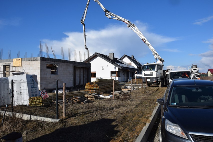 Pod Świeciem na budowie zawalił się strop na dwóch mężczyzn. Lądował śmigłowiec LPR. Zobacz zdjęcia