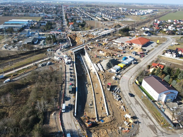 Coraz bliżej zakończenia wielkiej budowy na granicy Poznania i Plewisk. W ramach inwestycji powstają tam: bezkolizyjny przejazd pod torami, z którego będą korzystać zmotoryzowani, piesi i rowerzyści, oraz węzeł przesiadkowy łączący różne środki transportu. Przejdź do kolejnego zdjęcia --->