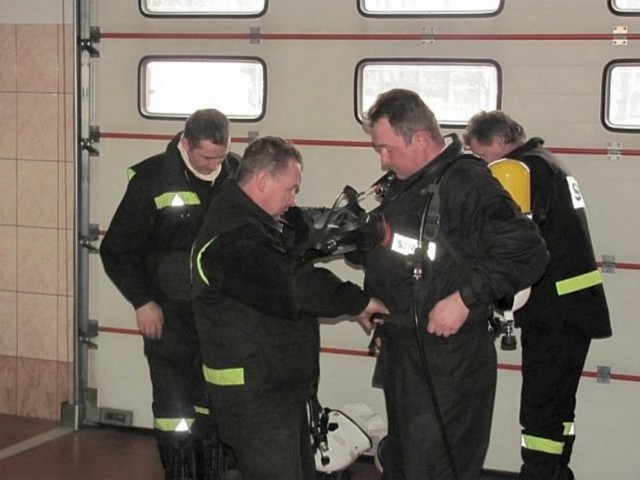 Strażacy ochotnicy przeszli test w komorze dymowej