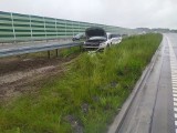 Tragiczny wypadek na autostradzie A1 w Pyrzowicach. Kierowca uderzył w bariery. Gdy wyszedł z auta, został śmiertelnie potrącony