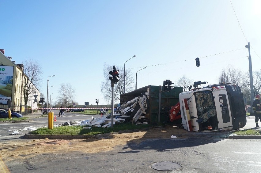 W centrum Słupska wywróciła się ciężarówka...