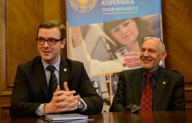 Od lewej: Bartłomiej Chludziński - rzecznik akademicki UMK i prof. Andrzej Sokala