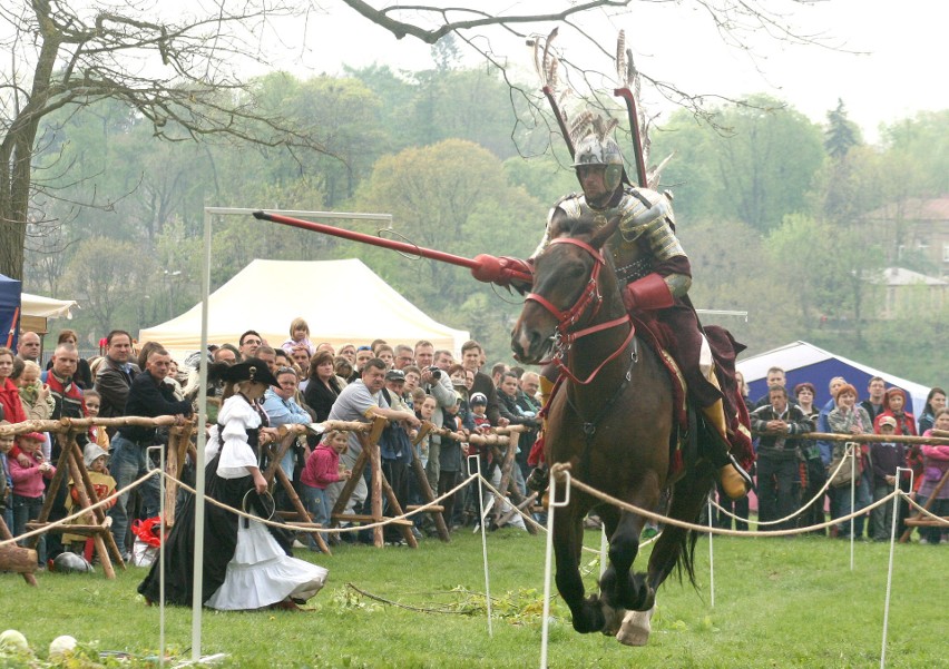 Turnieje Rycerskie na zamku w Iłży obfitowały w efektowne pokazy walki. Zobacz archiwalne zdjęcia!