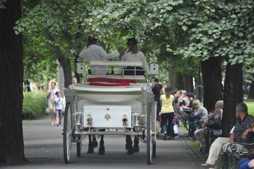 Kraków. Niedługo otwarcie postoju dla dorożek na Rynku Głównym. Jest zamknięty od ubiegłego roku