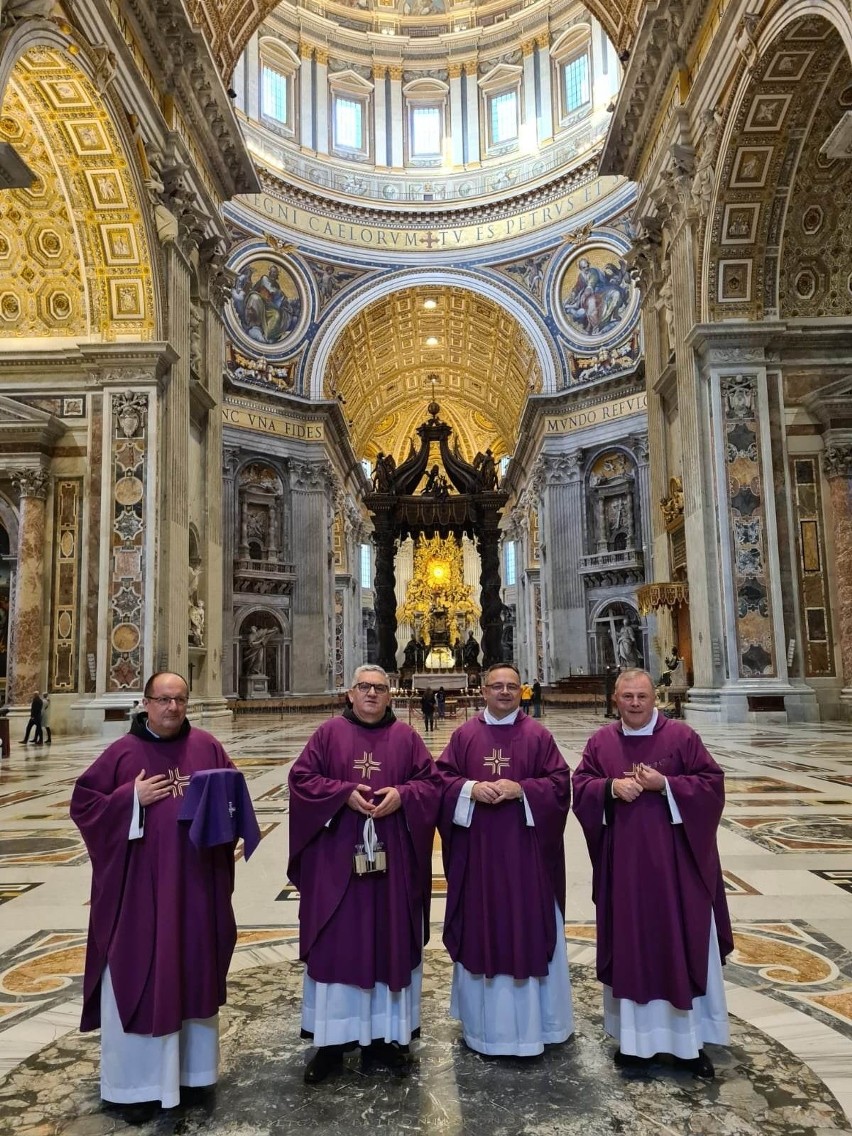 Na Placu świętego Piotra w Rzymie odsłoniętą szopkę i oświetlono choinkę. O tych symbolach mówi ojciec Szczepan Praśkiewicz. Zobacz wideo