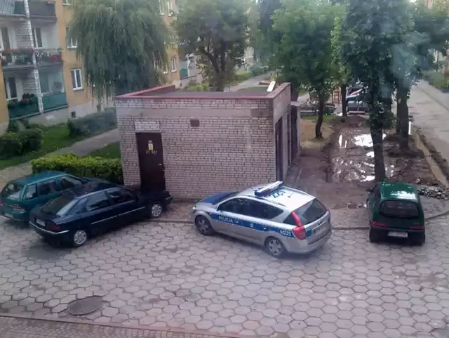 Piastowska 7. Tak parkuje policja