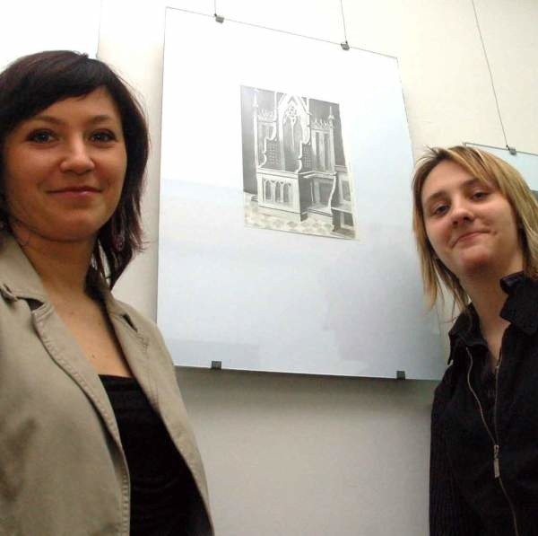 W błyskawicznym konkursie najwyżej oceniono rysunek Martyny Marek &#8222;Konfesjonał w kościele Mariackim&#8221;. Martyna (z prawej) wraz z Agatą Chojnacką-Pyrgiel, opiekunką Młodzieżowej Pracowni Plastycznej.