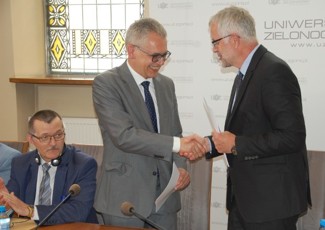 Podpisanie umowy rozszerzającej współpracę pomiędzy Uniwersytetem Zielonogórskim a niemiecką uczelnią IHP, mającą na celu utworzenie wspólnego laboratorium.