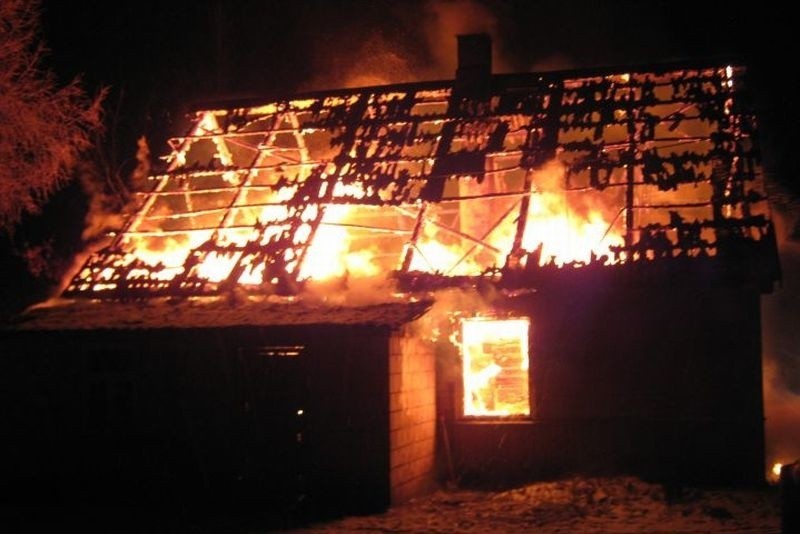 Gdy strażacy przybyli na miejsce dom stał już w płomieniach.