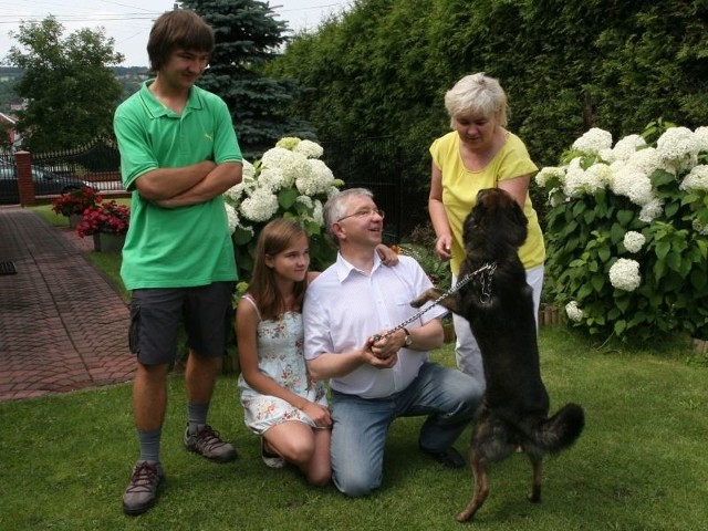Rzadkie chwile w domu posła Lipca. Rodzina w komplecie bawi się z psem Puszkiem w ogrodzie przed domem.