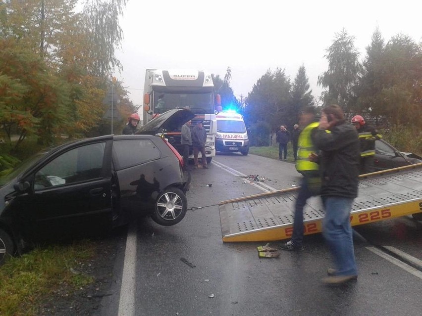 Karambol w Kozach. Tir najechał na cztery samochody osobowe. Jedna osoba ranna [ZDJĘCIA]