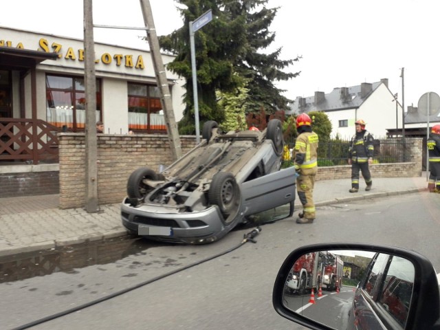 Dwa samochody osobowe zderzyły się na ulicy Radoszowskiej w Rudzie Śląskiej. Jeden z nich dachował