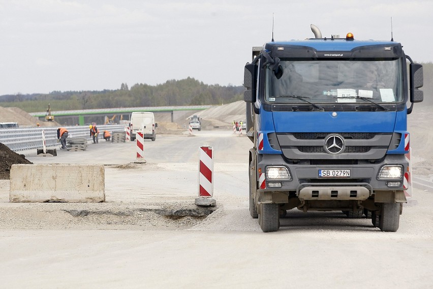 18.04.2016 lodz .budowa autostrady a1 na odcinku od wezla...