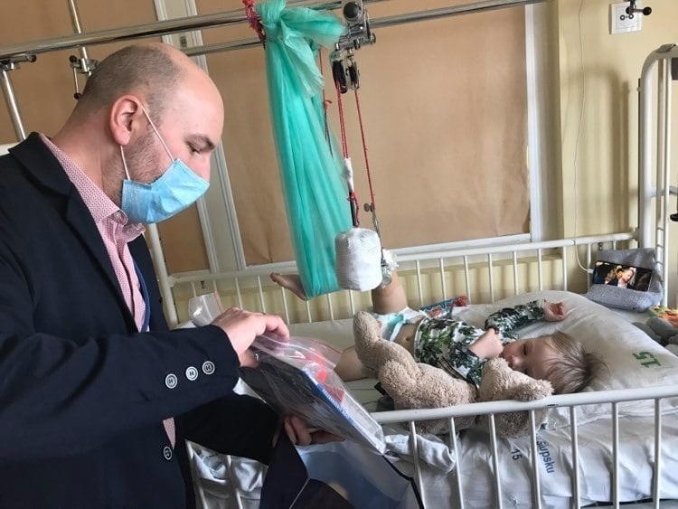 Zajączek przykicał do najmłodszych pacjentów szpitala w Słupsku. Świetna akcja!