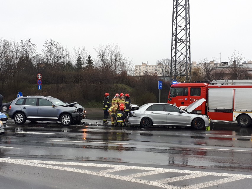 Wypadek na na Retkini w Łodzi. Zderzenie dwóch aut. Na miejscu jest straż pożarna ZDJECIA  16.04.2021