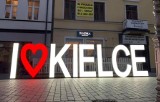 Rusza Budzenie Sienkiewki. Napis "I ❤️ KIELCE" już stoi na ulicy Sienkiewicza. Jest podświetlony