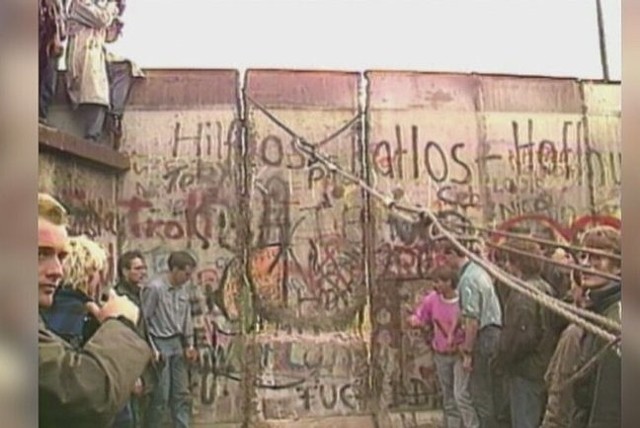 Mur Berliński upadł 9 listopada 1989 r. (fot. CNN Newsource/x-news)