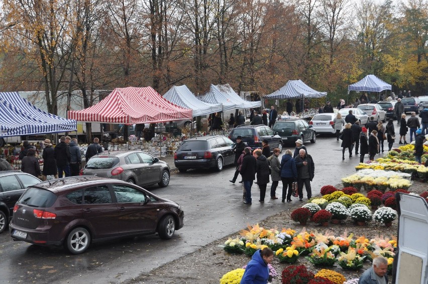 Uwaga podróżujący na cmentarze – są zmiany organizacji ruchu w Szydłowcu i Chlewiskach  