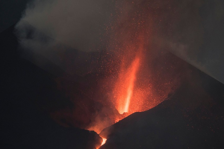 La Palma: rozerwała się część krateru wulkanu Cumbre Vieja. Kolejne masy gorącej lawy płyną do oceanu (WIDEO)