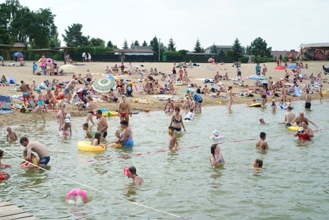 Tak jest upalnym latem w Pieczyskach. W maju nie ma tam jeszcze ani na żadnej plaży nad otwartymi wodami, ani ratowników.