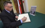 Księga kondolecyjna poświęcona Tadeuszowi Mazowieckiemu dostępna dla mieszkańców