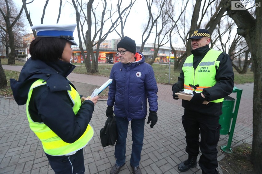 Odblaskowe mikołajki. Wspólna akcja policjantów, strażników i urzędu miasta [ZDJĘCIA, WIDEO]