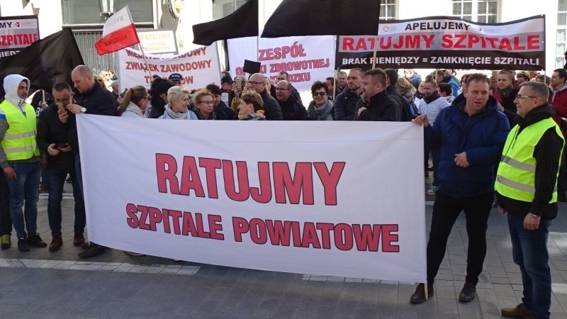 Starostowie z powiatów: brodnickiego,golubsko-dobrzyńskiego,nowomiejskiego wspierali protestujących przed Ministerstwem Zdrowia w Warszawie